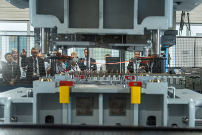 Die 1.600 Tonnen starke hydraulische Presse mit PCHflex- Technologie läuft mit bis zu 7,5 Hüben pro Minute